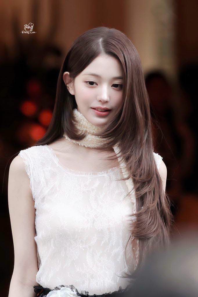 Jisoo , Jang Wonyoung và Địch Lệ Nhiệt Ba tỏa sáng tại show Dior 2026 - Ảnh 8. Jisoo , Jang Wonyoung và Địch Lệ Nhiệt Ba tỏa sáng tại show Dior 2026 - Ảnh 8.