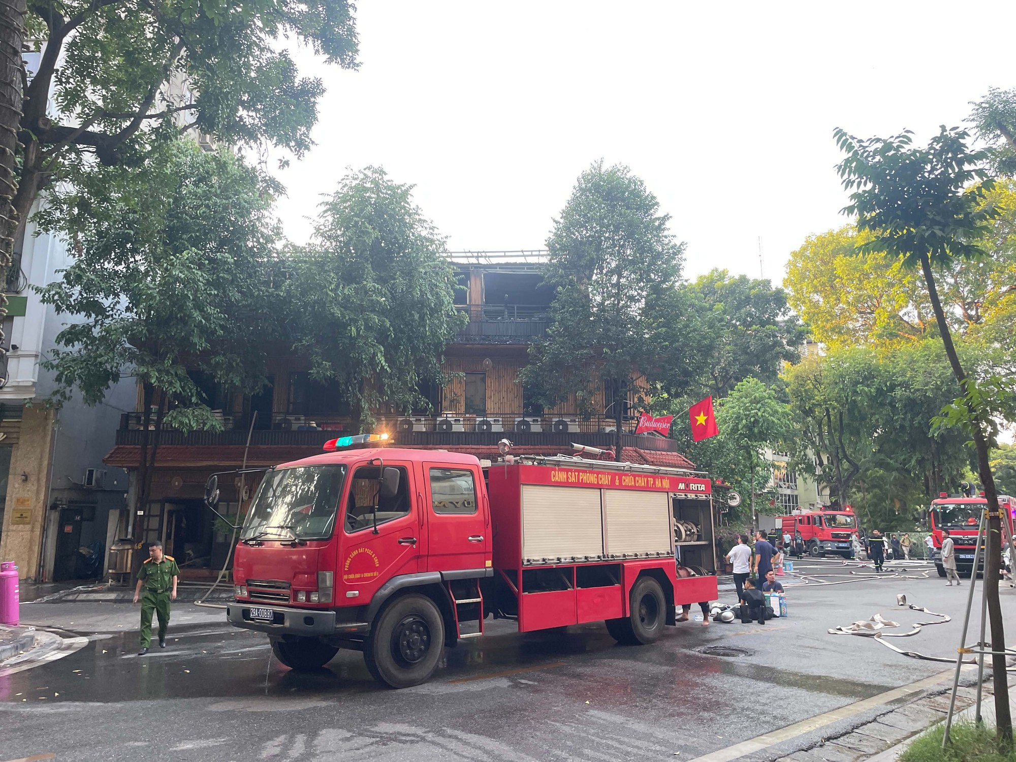 Cháy lớn tại quán bia phố Tăng Bạt Hổ , Hà Nội ngày 30 / 9 - Ảnh 6. Cháy lớn tại quán bia phố Tăng Bạt Hổ , Hà Nội ngày 30 / 9 - Ảnh 6.