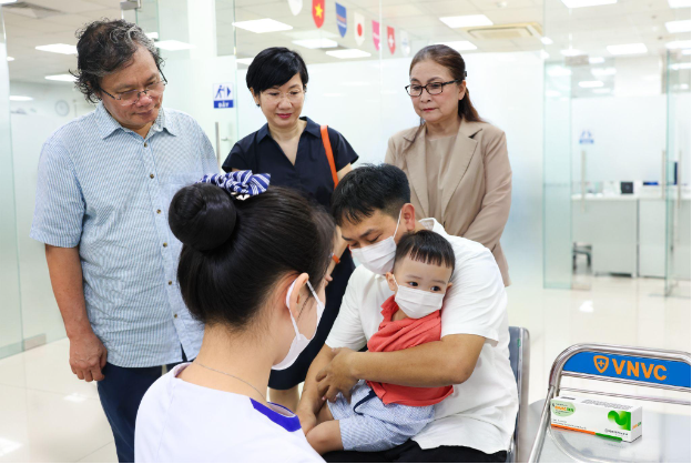 Hơn 25.000 trẻ đ&atilde; ti&ecirc;m vắc xin tay ch&acirc;n miệng tại VNVC - Ảnh 4.