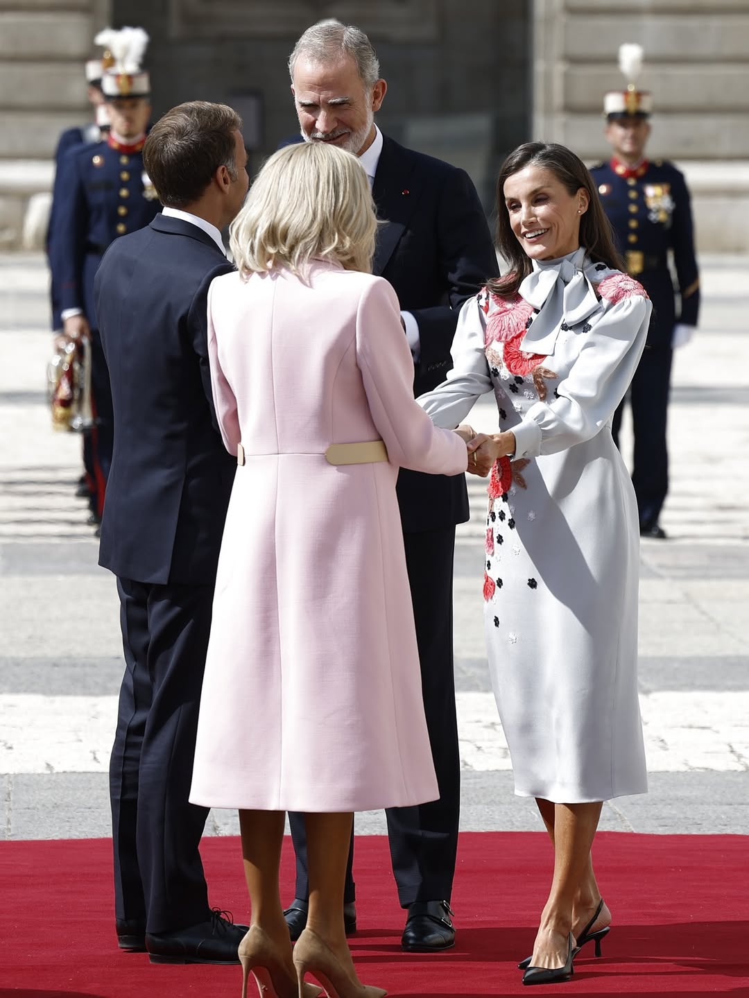 Vương hậu Letizia tỏa s&aacute;ng với chiếc v&aacute;y Pertegaz trong lễ đ&oacute;n Tổng thống Ph&aacute;p tại Madrid - Ảnh 3.