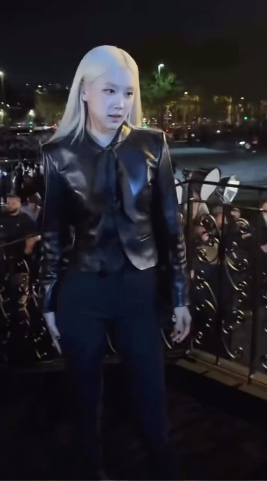 Ros&eacute; v&agrave; Jun Ji Hyun tỏa s&aacute;ng tại Saint Laurent SS27 , ghi dấu ấn thời trang tuyệt đẹp - Ảnh 1.