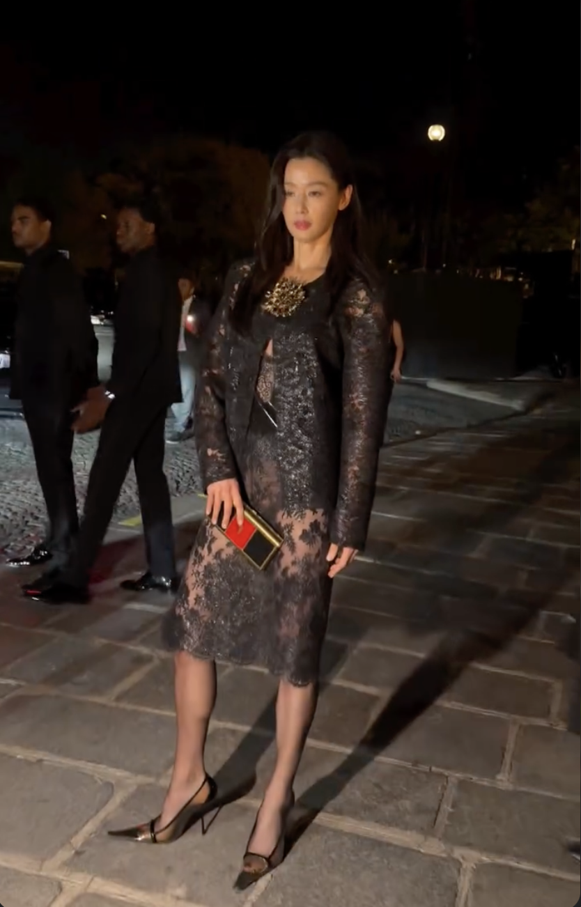 Ros&eacute; v&agrave; Jun Ji Hyun tỏa s&aacute;ng tại Saint Laurent SS27 , ghi dấu ấn thời trang tuyệt đẹp - Ảnh 6.