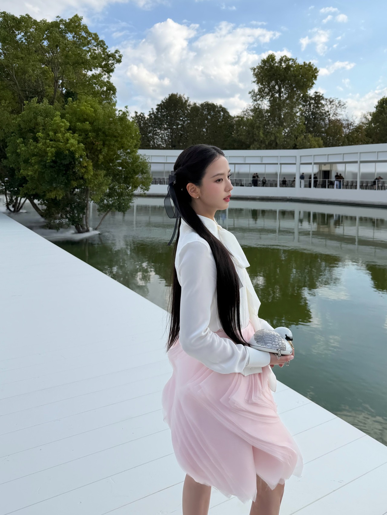Jisoo v&agrave; những trang phục g&acirc;y tranh c&atilde;i tại Fashion Week 2026 - Ảnh 8.