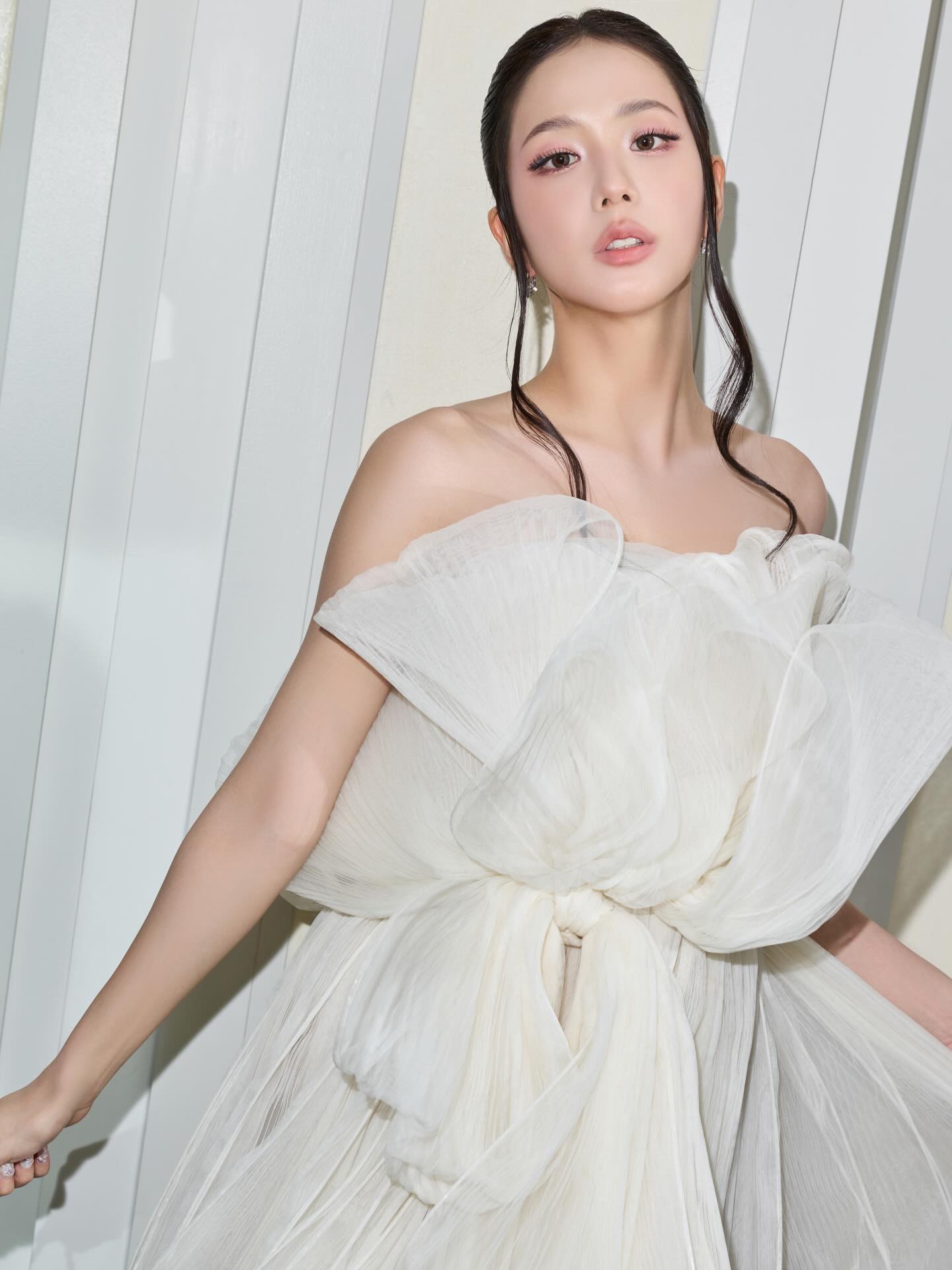 Jisoo v&agrave; những trang phục g&acirc;y tranh c&atilde;i tại Fashion Week 2026 - Ảnh 23.