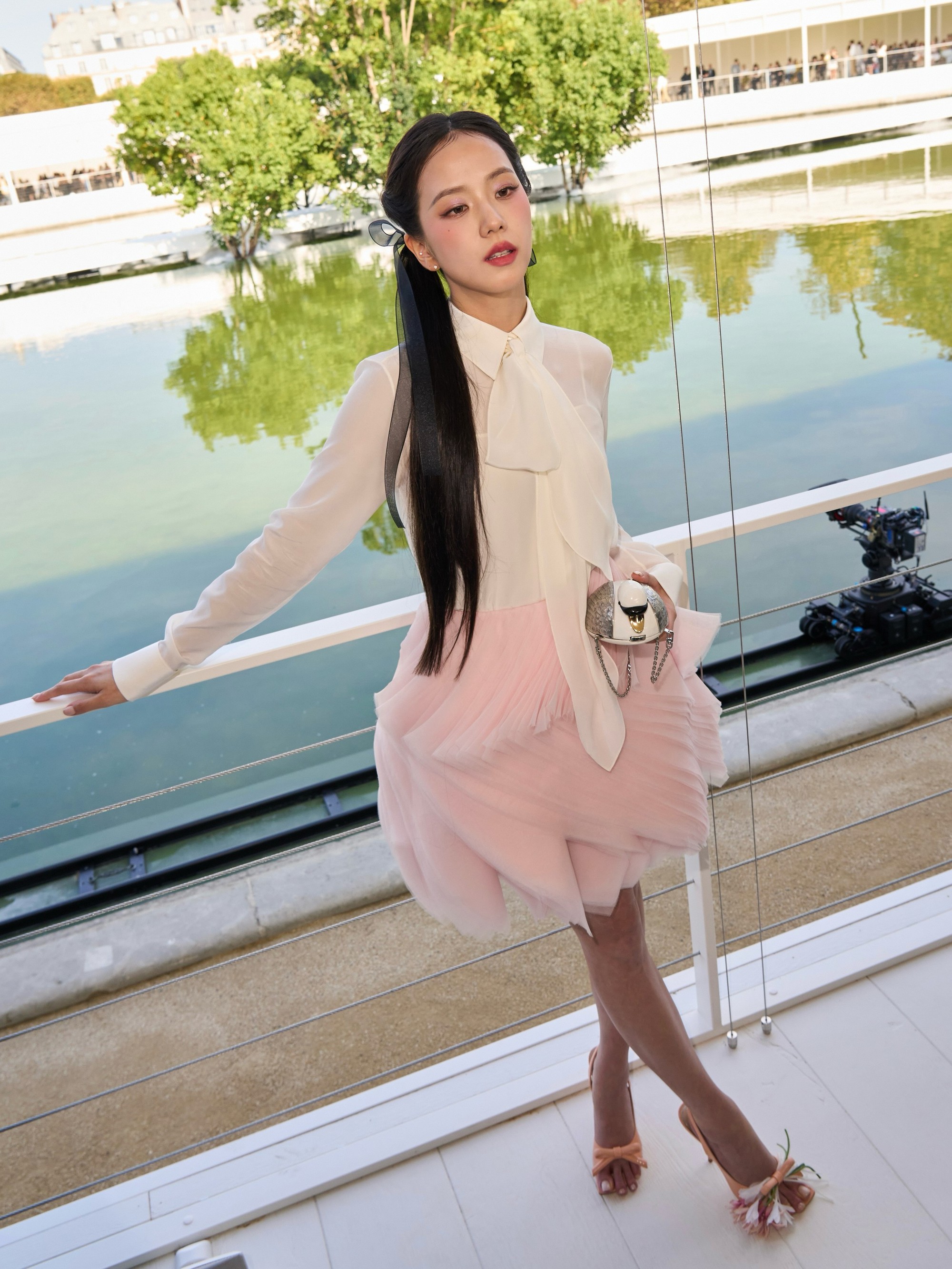 Jisoo v&agrave; những trang phục g&acirc;y tranh c&atilde;i tại Fashion Week 2026 - Ảnh 5.