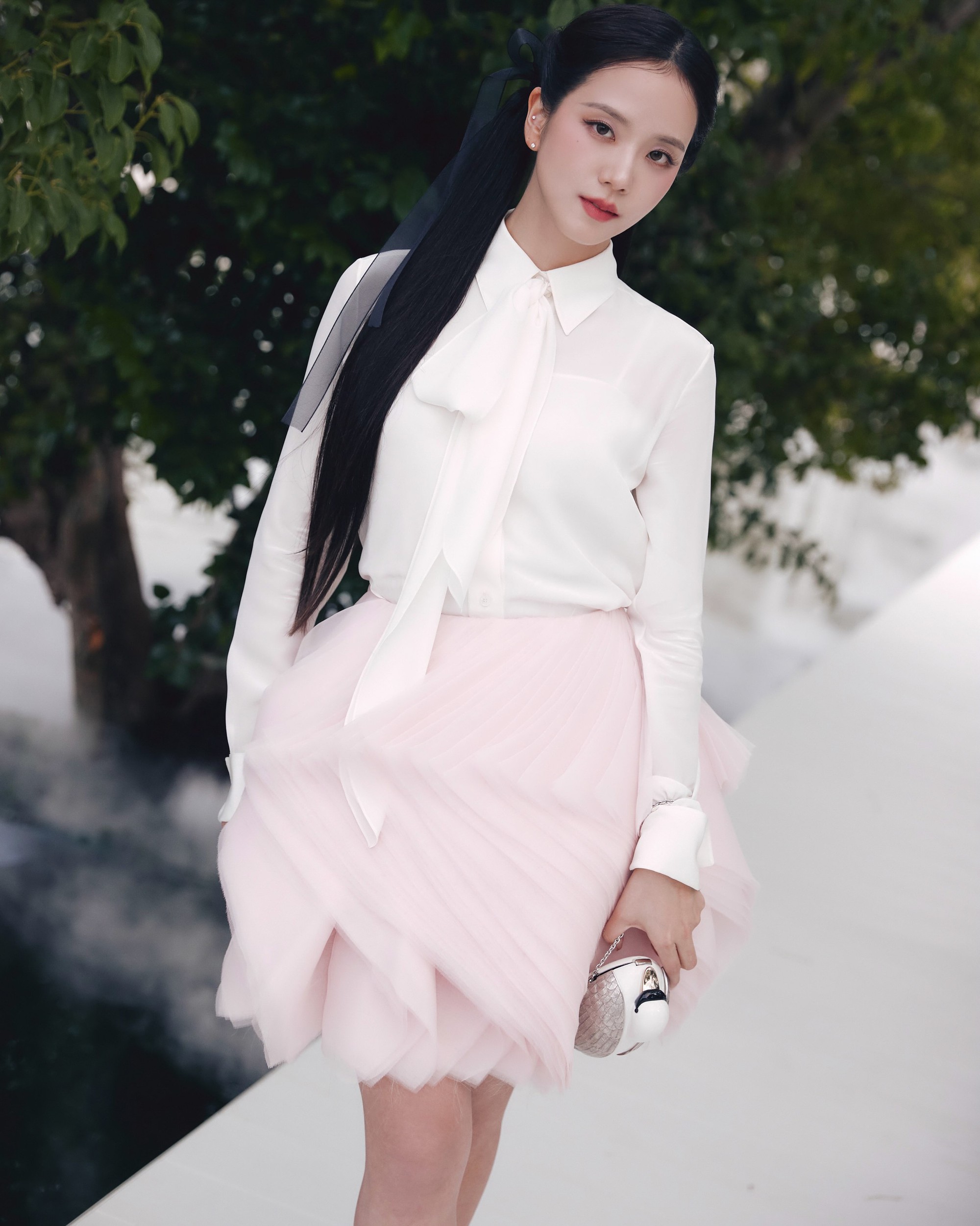Jisoo v&agrave; những trang phục g&acirc;y tranh c&atilde;i tại Fashion Week 2026 - Ảnh 14.