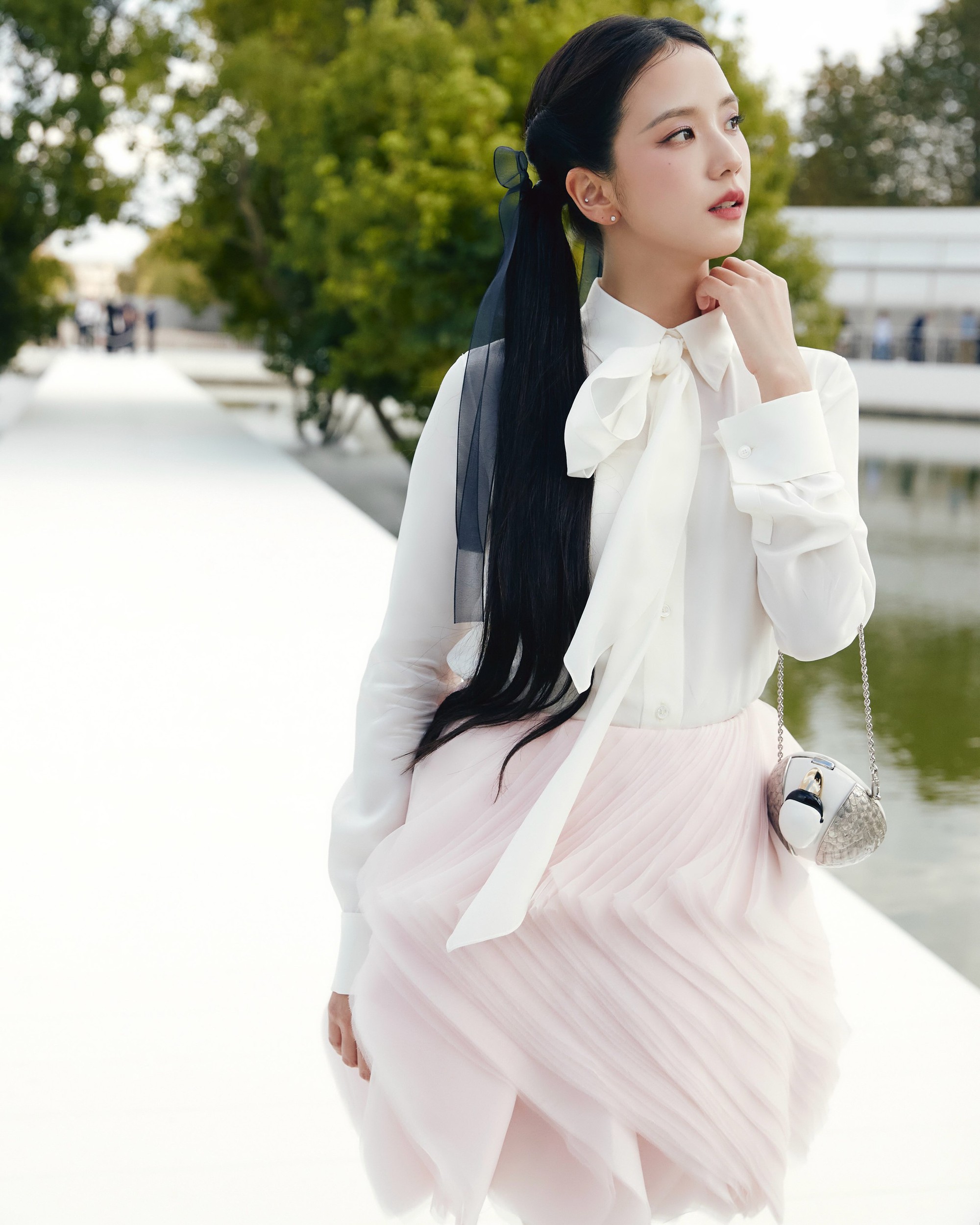 Jisoo v&agrave; những trang phục g&acirc;y tranh c&atilde;i tại Fashion Week 2026 - Ảnh 13.