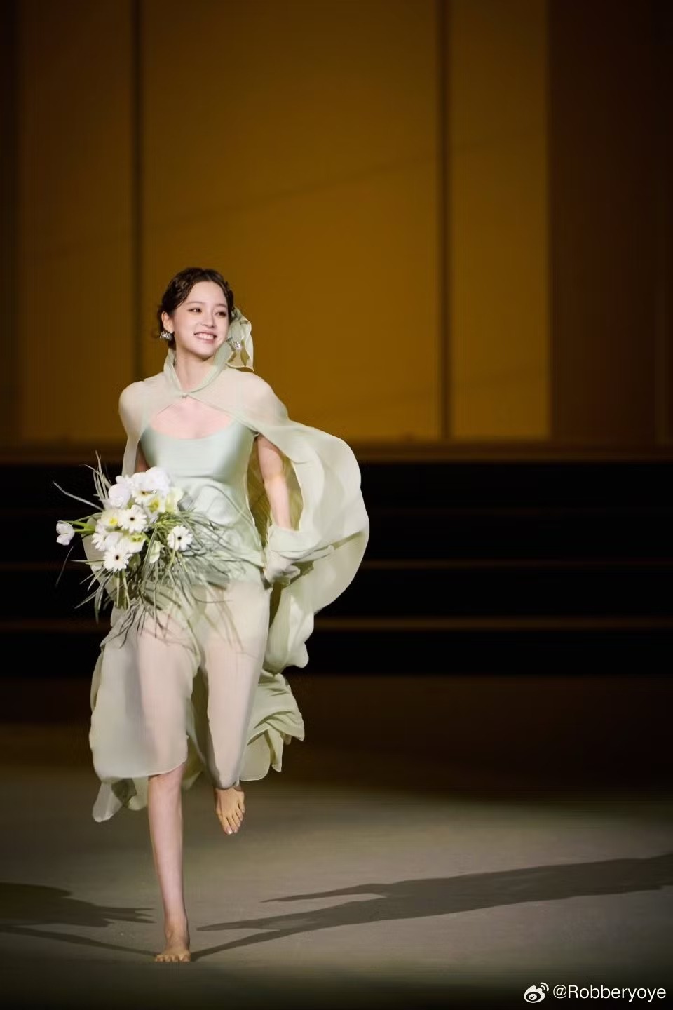 &Acirc;u Dương Na Na v&agrave; m&agrave;n chạy ch&acirc;n trần g&acirc;y sốt tại thảm đỏ Vogue 2025 - Ảnh 2.