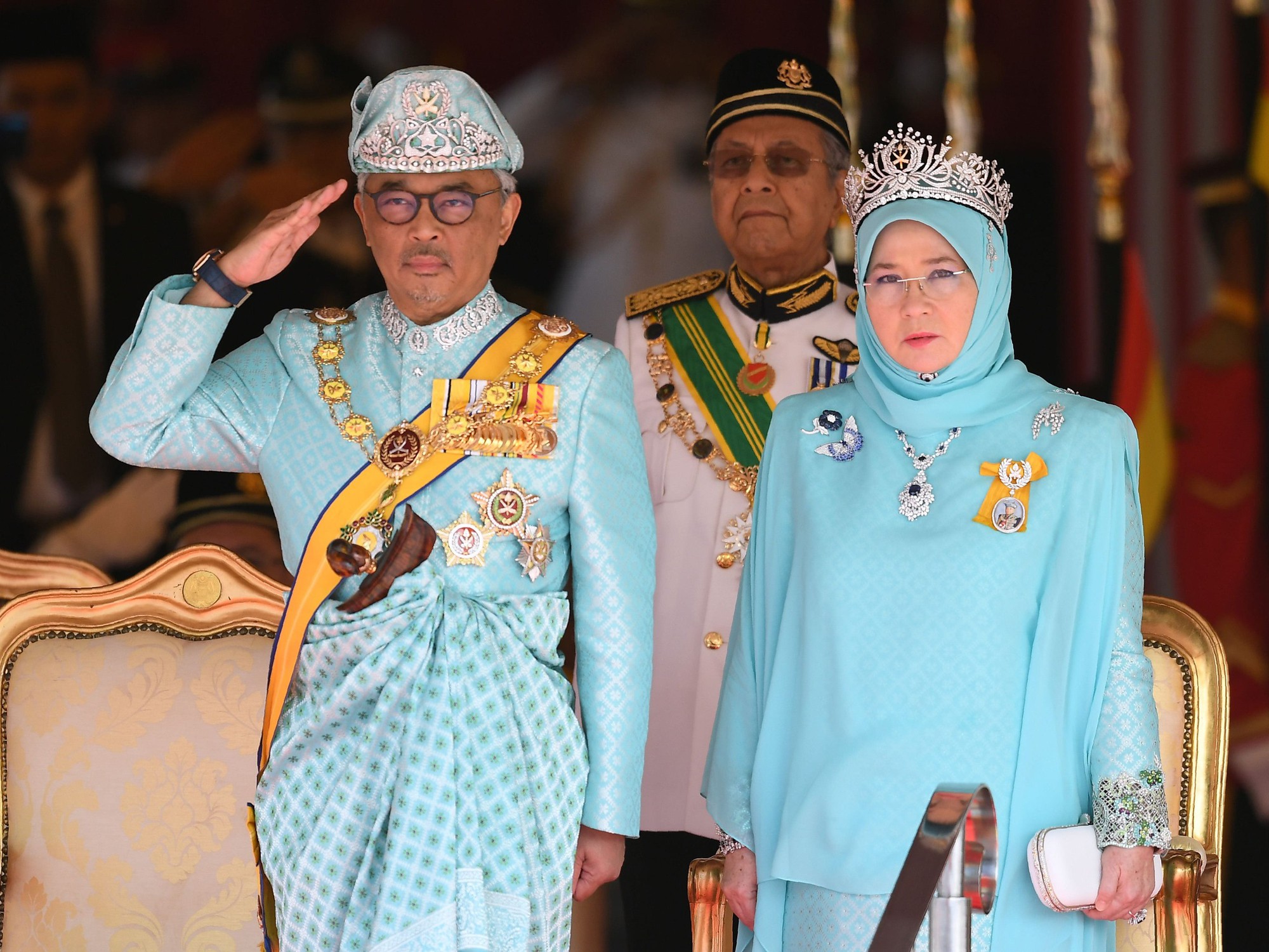 C&ocirc;ng ch&uacute;a Malaysia cưới chồng, thay liền 2 vương miện kim cương: C&oacute; m&oacute;n trang sức hơn 100 năm tuổi được mẹ kế trao lại - Ảnh 2.