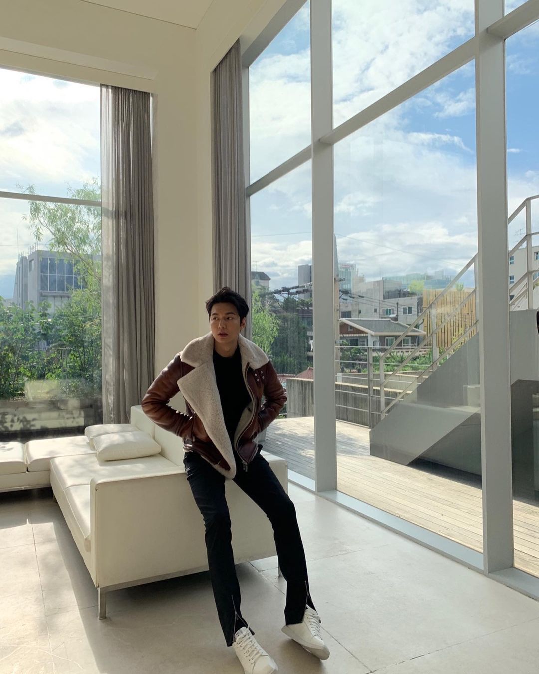 B&ecirc;n trong căn biệt thự của Lee Min Ho - Ảnh 1.