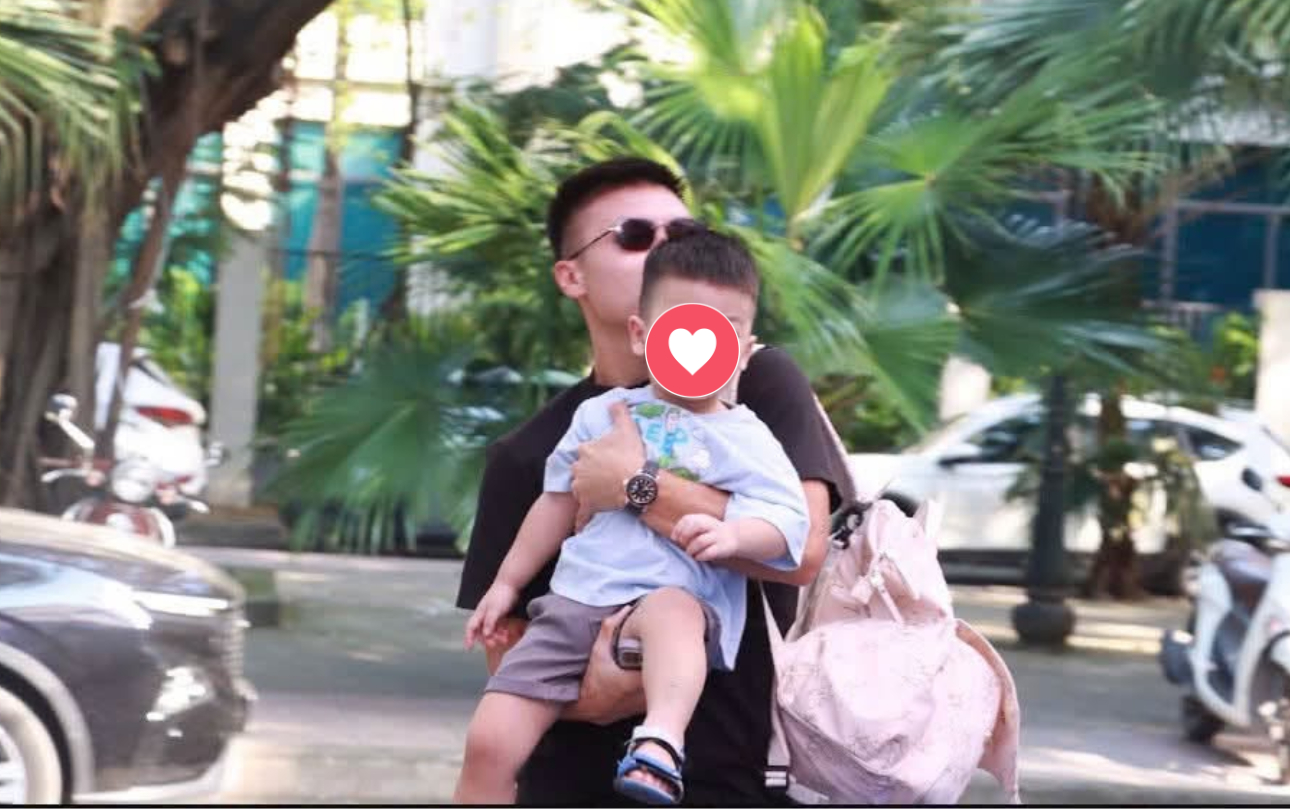 Quang Hải v&agrave; Chu Thanh Huyền đưa con trai đi học ng&agrave;y đầu năm học mới - Ảnh 1.