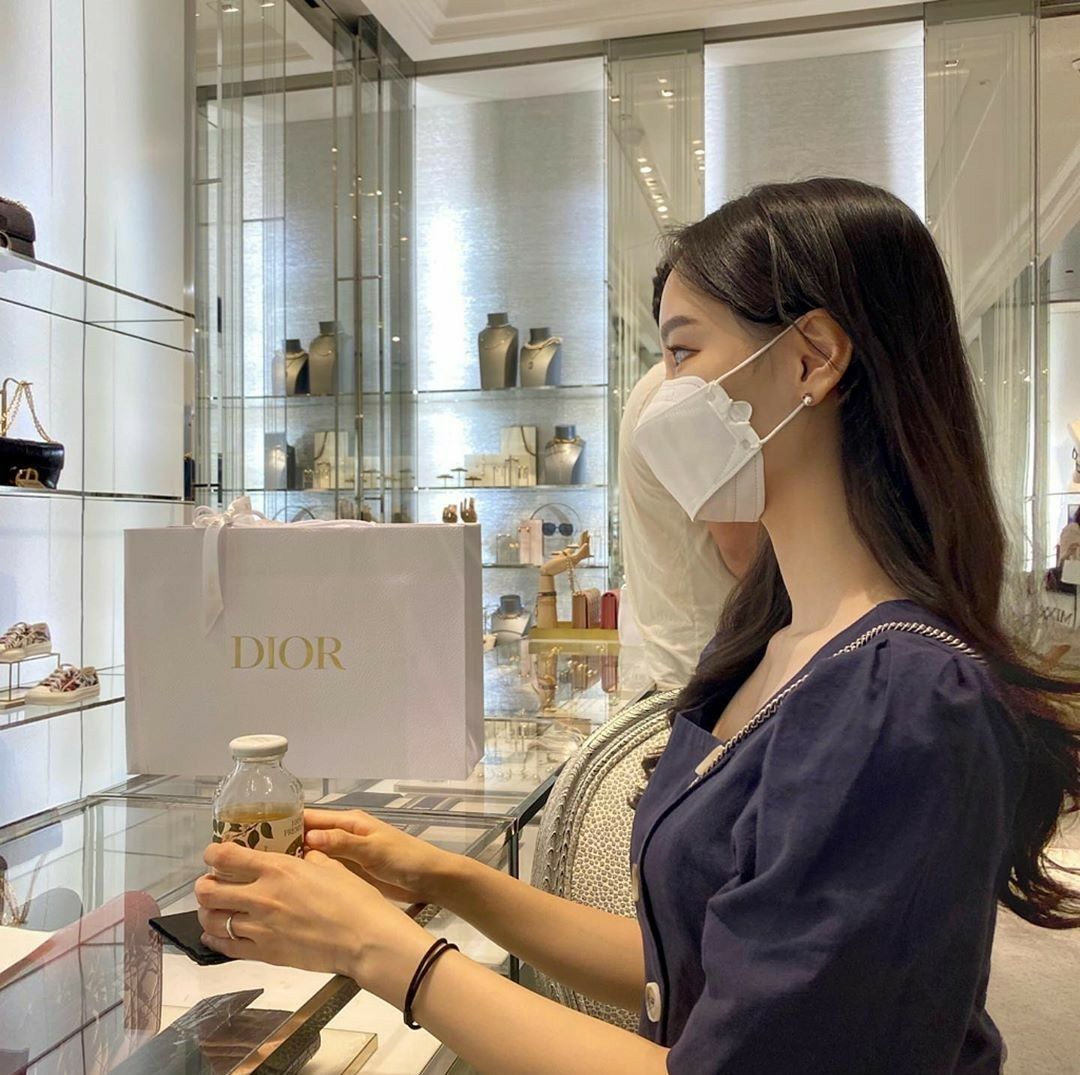 &Ocirc;m khoản nợ 618 triệu đồng v&igrave; chi ti&ecirc;u kh&ocirc;ng kiểm so&aacute;t: C&aacute;ch vượt qua c&uacute; sốc t&agrave;i ch&iacute;nh - Ảnh 1.