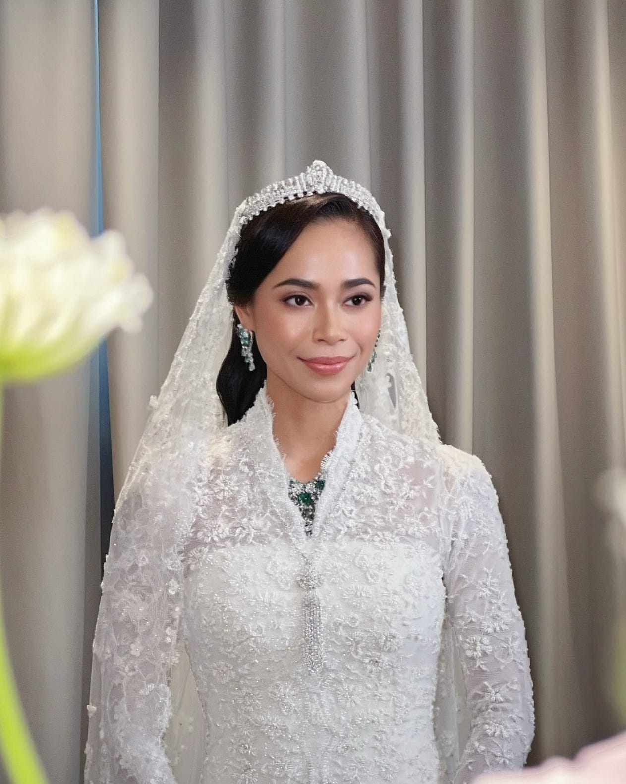 C&ocirc;ng ch&uacute;a Malaysia cưới chồng, thay liền 2 vương miện kim cương: C&oacute; m&oacute;n trang sức hơn 100 năm tuổi được mẹ kế trao lại - Ảnh 1.