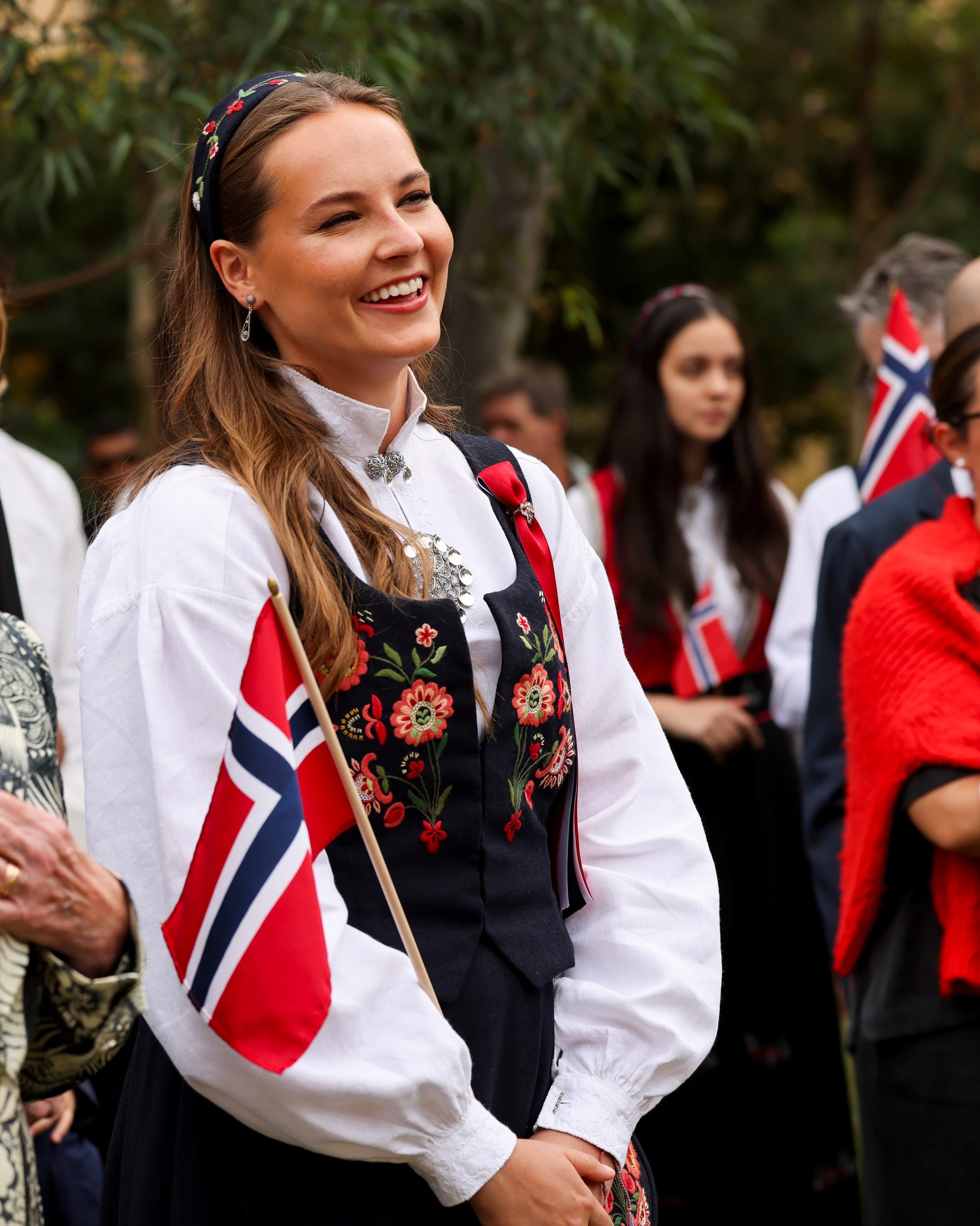 C&ocirc;ng ch&uacute;a Ingrid Alexandra: Nữ ho&agrave;ng tương lai của Na Uy c&oacute; phong c&aacute;ch kh&aacute;c biệt, m&ecirc; quần hơn v&aacute;y, từng đ&aacute; b&oacute;ng c&ugrave;ng Haaland - Ảnh 7.