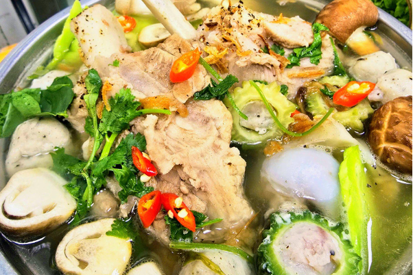 Lẩu khổ qua rừng và làn sóng ăn lành giữa phố thị - Ảnh 1. Lẩu khổ qua rừng và làn sóng ăn lành giữa phố thị - Ảnh 1.