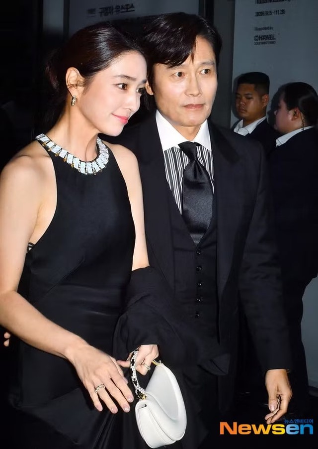 Vợ Lee Byung Hun gặp sự cố hớ h&ecirc;nh, nhan sắc tuổi 44 kh&oacute; tin - Ảnh 2.