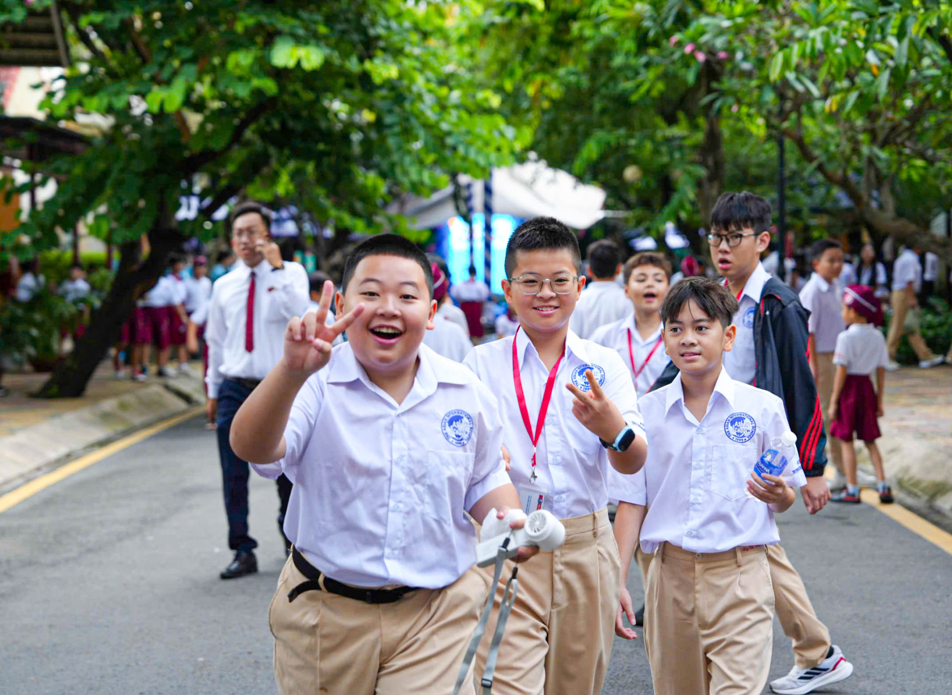 Ng&agrave;y khai giảng: Học sinh h&aacute;o hức trở lại trường, chờ đ&oacute;n năm học mới nhiều niềm vui mới - Ảnh 4.