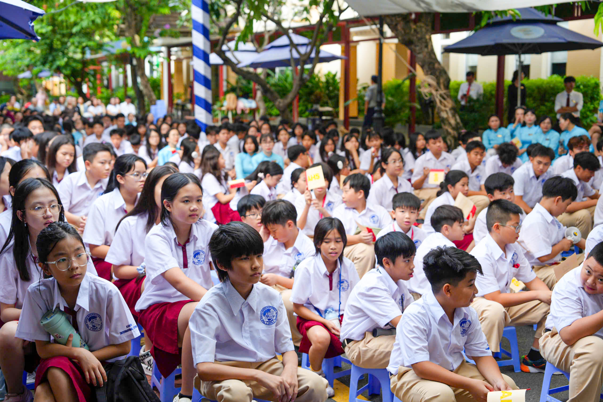 Ng&agrave;y khai giảng: Học sinh h&aacute;o hức trở lại trường, chờ đ&oacute;n năm học mới nhiều niềm vui mới - Ảnh 6.