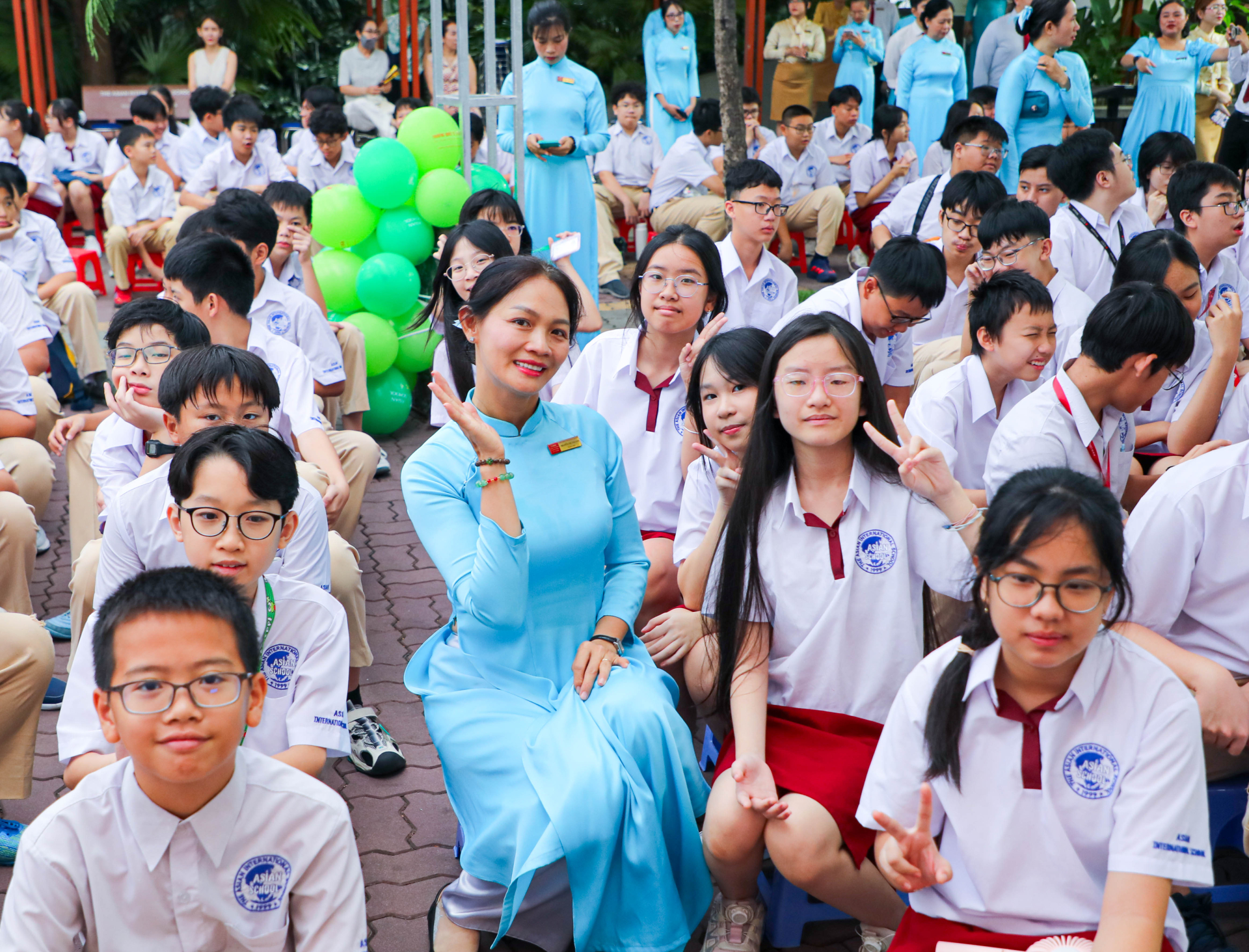 Ng&agrave;y khai giảng: Học sinh h&aacute;o hức trở lại trường, chờ đ&oacute;n năm học mới nhiều niềm vui mới - Ảnh 5.