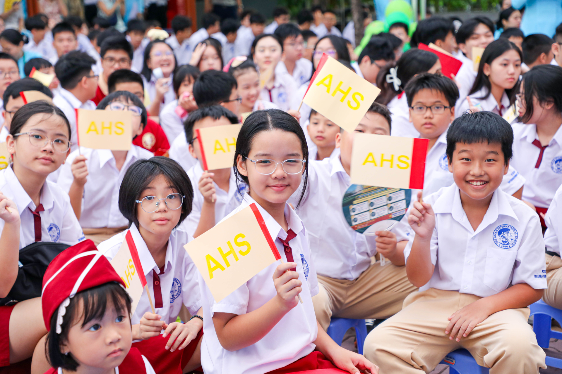 Ng&agrave;y khai giảng: Học sinh h&aacute;o hức trở lại trường, chờ đ&oacute;n năm học mới nhiều niềm vui mới - Ảnh 2.