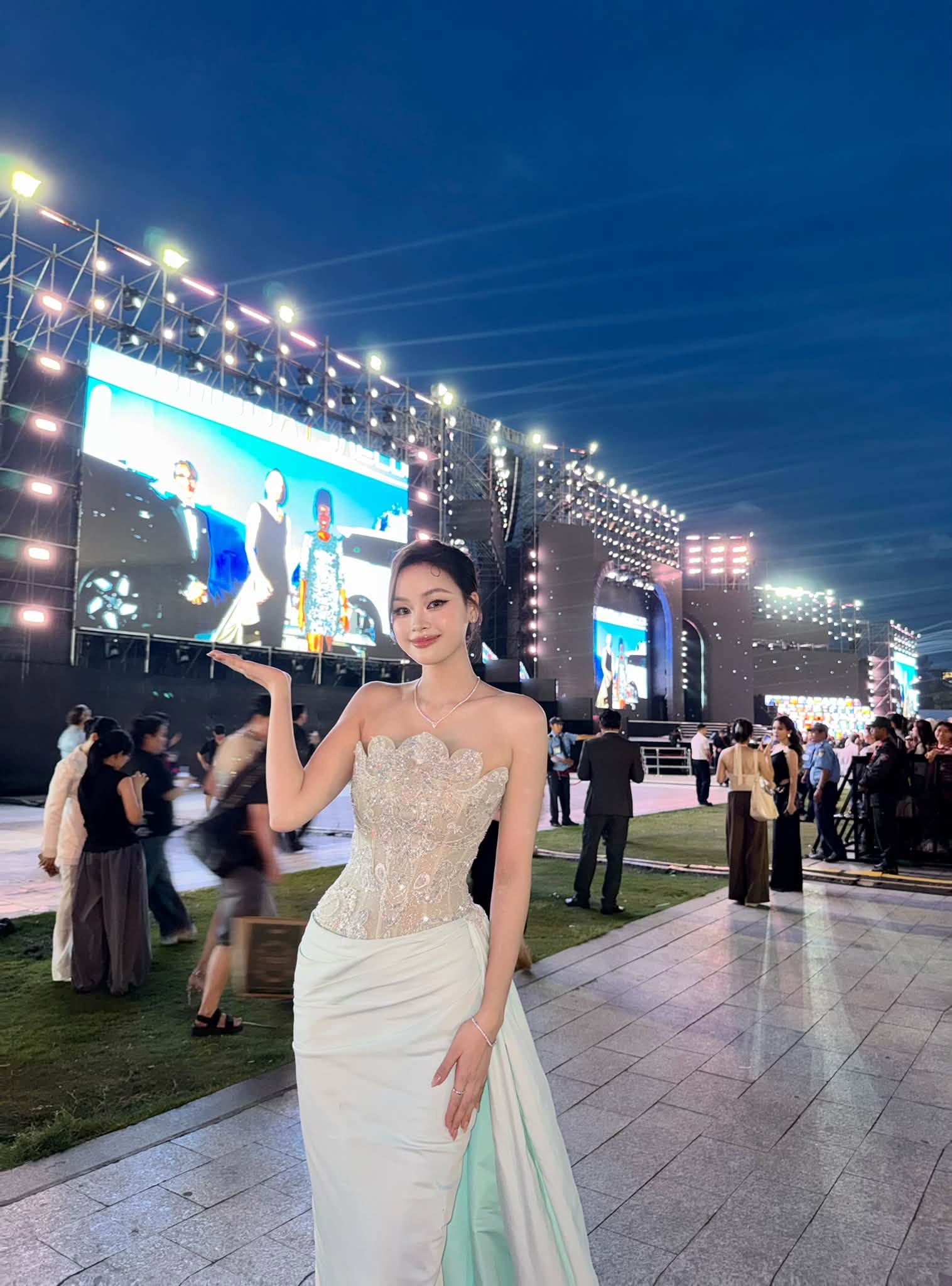 Thảm xanh Miss World 2026: Đỗ Mỹ Linh khí chất ngời ngời đọ sắc Lương Thuỳ Linh, Tiểu Vy xuất hiện như nữ thần - Ảnh 6.