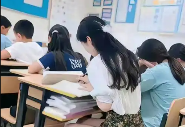Quy định trang phục họp phụ huynh năm 2026: Khắt khe hay hợp l&yacute;? - Ảnh 1.