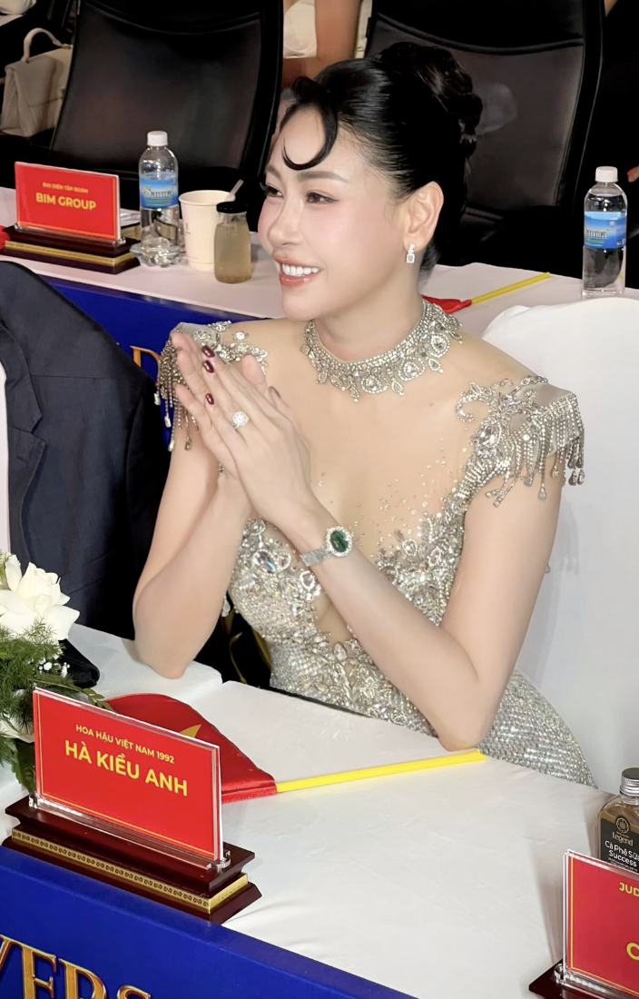 Thảm xanh Miss World 2026: Đỗ Mỹ Linh khí chất ngời ngời đọ sắc Lương Thuỳ Linh, Tiểu Vy xuất hiện như nữ thần - Ảnh 4.