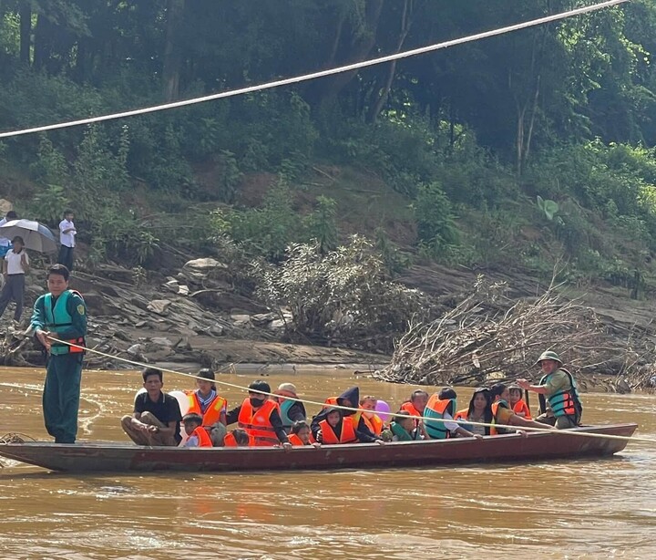 Cảm động cảnh ch&egrave;o thuyền đưa học sinh đến khai giảng năm học mới ở Nghệ An - Ảnh 1.