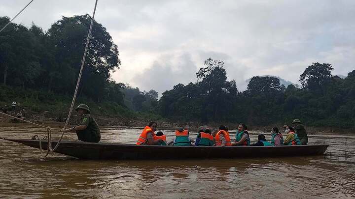 Cảm động cảnh ch&egrave;o thuyền đưa học sinh đến khai giảng năm học mới ở Nghệ An - Ảnh 3.