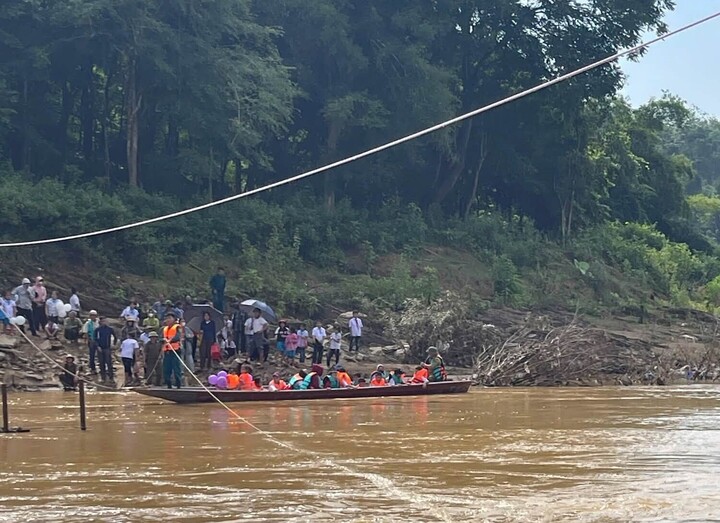Cảm động cảnh ch&egrave;o thuyền đưa học sinh đến khai giảng năm học mới ở Nghệ An - Ảnh 2.