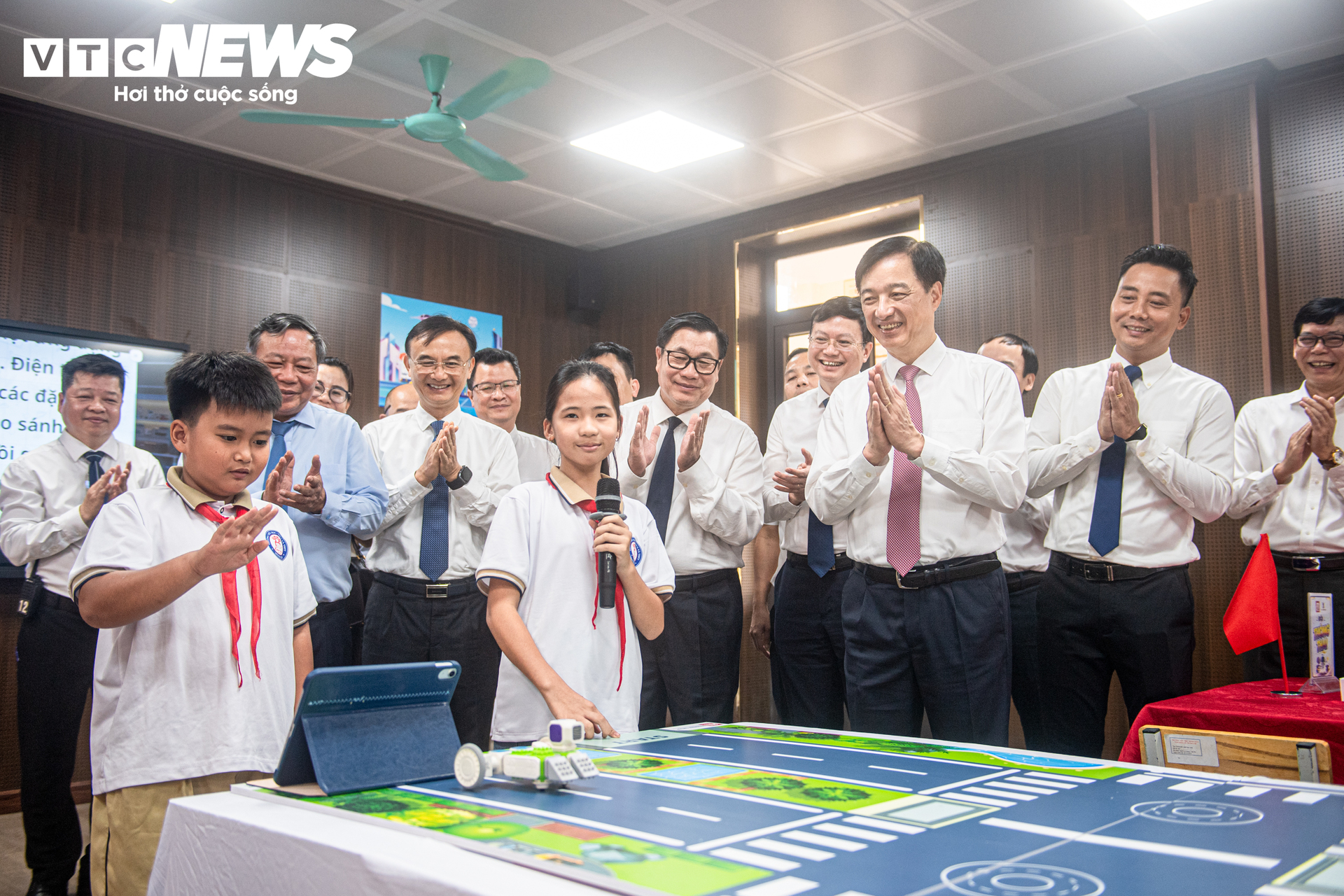 Lễ khai giảng đặc biệt tại x&atilde; đảo Minh Ch&acirc;u: Khai mở tương lai gi&aacute;o dục 2026 - Ảnh 13.