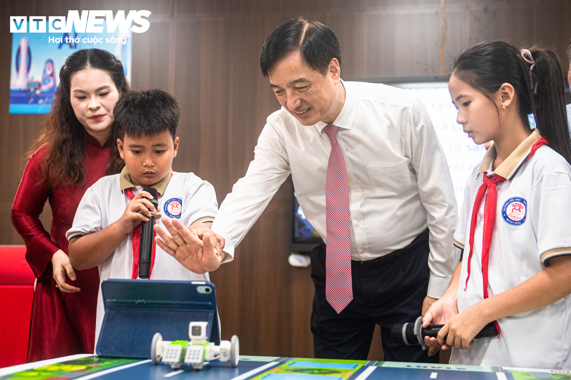Lễ khai giảng đặc biệt tại x&atilde; đảo Minh Ch&acirc;u: Khai mở tương lai gi&aacute;o dục 2026 - Ảnh 12.
