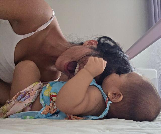 Ngo&agrave;i m&uacute;t tay, cha mẹ đừng vội can thiệp 4 h&agrave;nh vi n&agrave;y của b&eacute; - Ảnh 1.