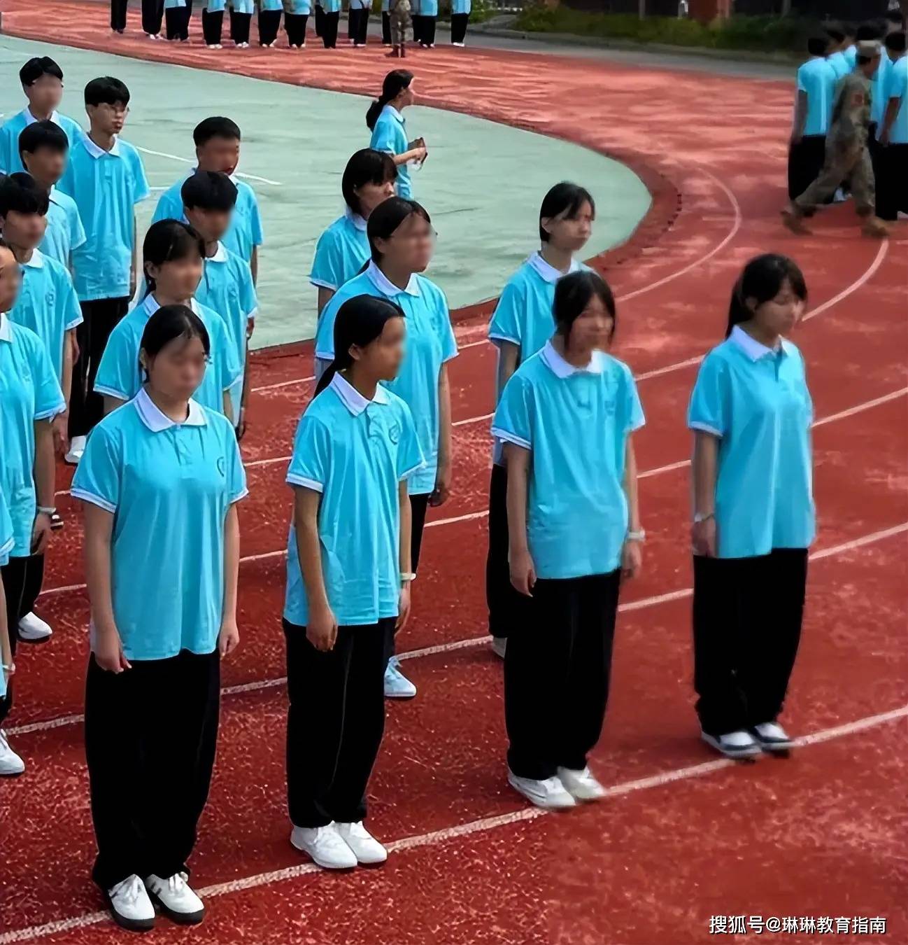 “Tụi trẻ này làm sao vậy”: Một bức ảnh trong buổi học quân sự khiến phụ huynh ngổn ngang cảm xúc - Ảnh 1. “Tụi trẻ này làm sao vậy”: Một bức ảnh trong buổi học quân sự khiến phụ huynh ngổn ngang cảm xúc - Ảnh 1.