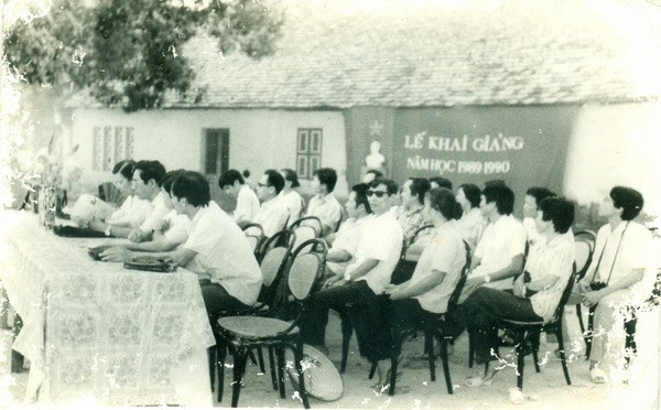 Khai giảng của 8X, 9X kh&aacute;c h&ocirc;m nay thế n&agrave;o? Nh&igrave;n ảnh cũ l&agrave; thấy cả một thời học sinh - Ảnh 3.