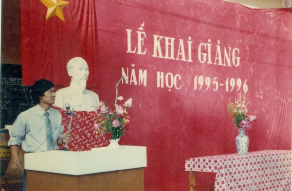 Khai giảng của 8X, 9X kh&aacute;c h&ocirc;m nay thế n&agrave;o? Nh&igrave;n ảnh cũ l&agrave; thấy cả một thời học sinh - Ảnh 1.
