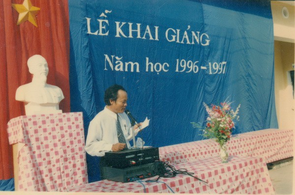 Khai giảng của 8X, 9X kh&aacute;c h&ocirc;m nay thế n&agrave;o? Nh&igrave;n ảnh cũ l&agrave; thấy cả một thời học sinh - Ảnh 6.