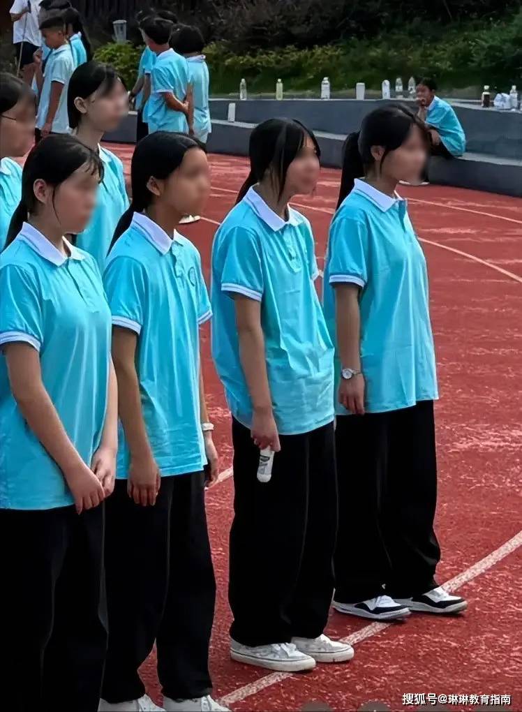 “Tụi trẻ này làm sao vậy”: Một bức ảnh trong buổi học quân sự khiến phụ huynh ngổn ngang cảm xúc - Ảnh 2. “Tụi trẻ này làm sao vậy”: Một bức ảnh trong buổi học quân sự khiến phụ huynh ngổn ngang cảm xúc - Ảnh 2.