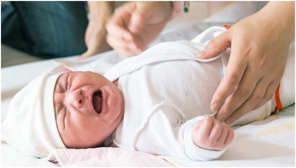 Có phải trẻ mới sinh hay khóc đêm vì “phải vía”? - Ảnh 2.