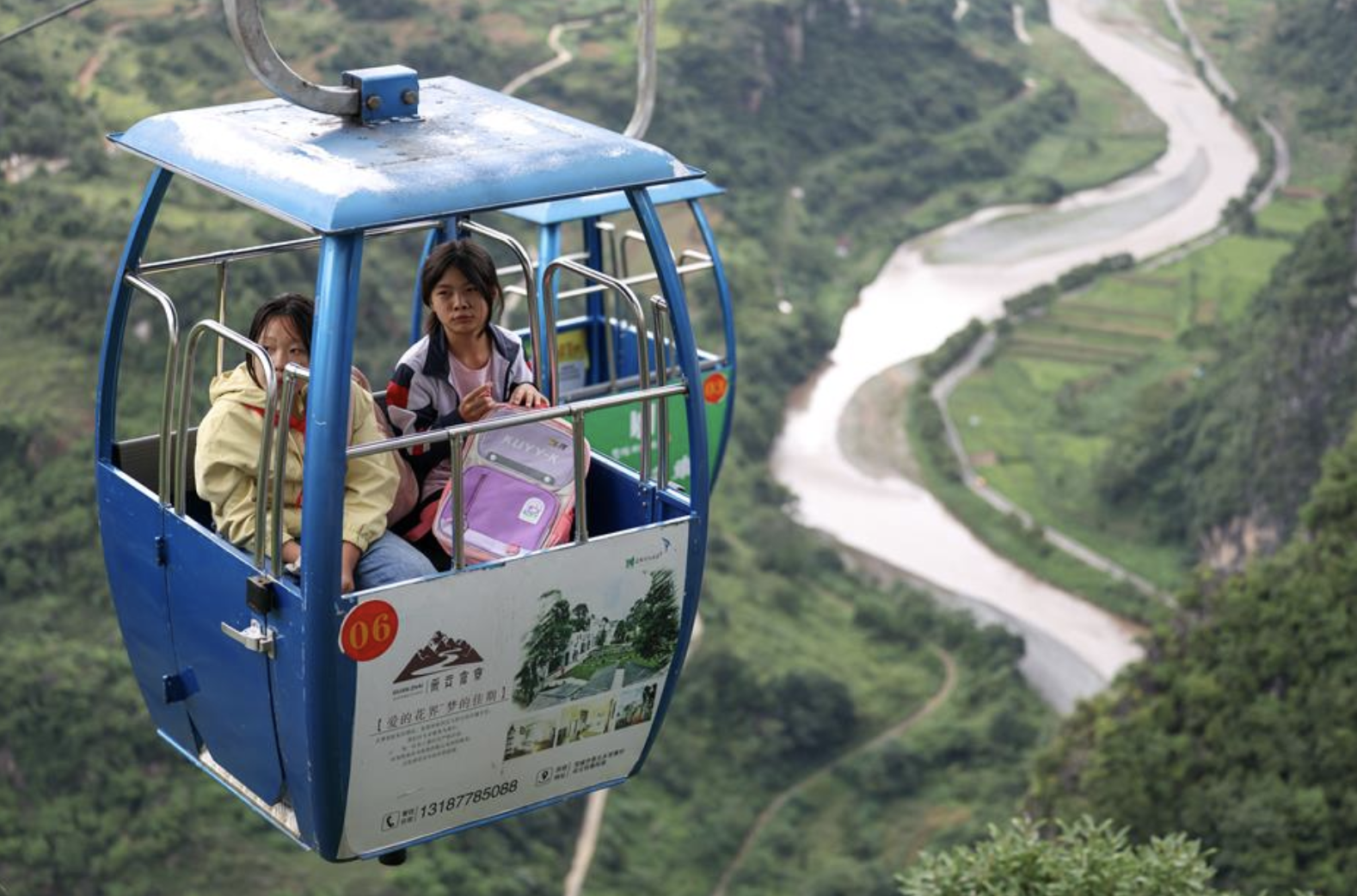 Hệ thống thang m&aacute;y đưa học sinh đến trường an to&agrave;n ở Trung Quốc 2026 - Ảnh 2.
