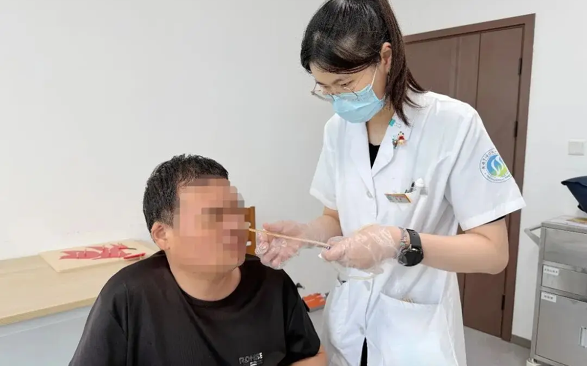 Vừa tỉnh sau cơn đột quỵ nặng, người đ&agrave;n &ocirc;ng 45 tuổi ở Bệnh viện Bạch Mai lập tức viết một điều cho vợ - Ảnh 2.