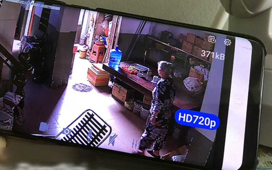 Chứng kiến cảnh mẹ loạng choạng ngồi dậy từ dưới nền nh&agrave;, t&ocirc;i tua lại camera v&agrave; rồi tim như bị x&eacute; r&aacute;ch  - Ảnh 1.