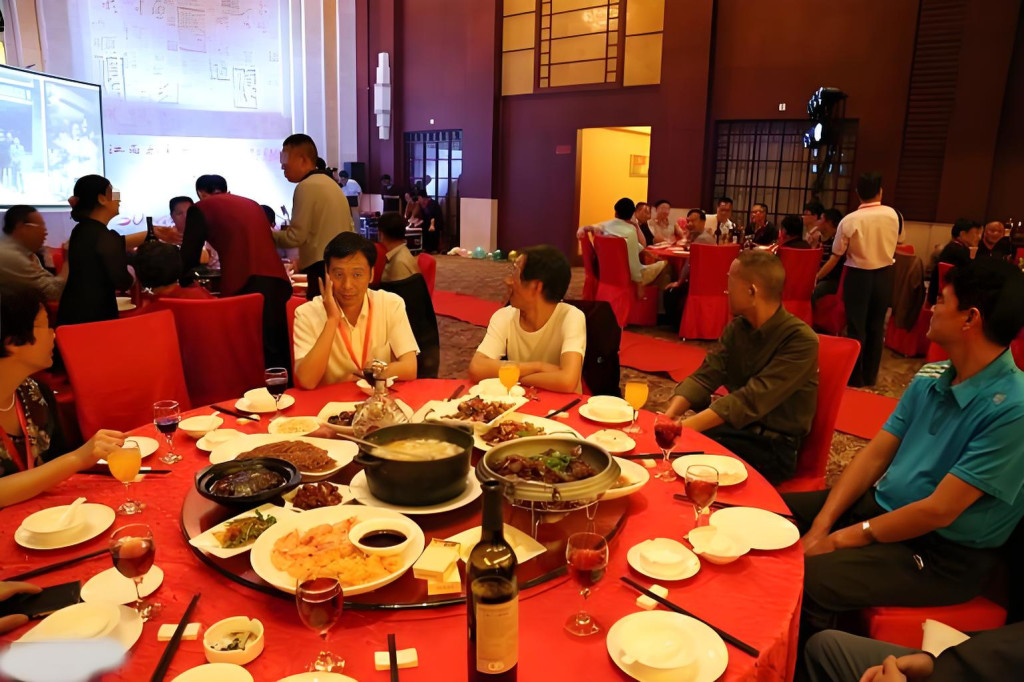 Họp lớp 2026: Khi thu nhập cao g&acirc;y kh&oacute; xử trong mối quan hệ Bạn b&egrave; - Ảnh 1.