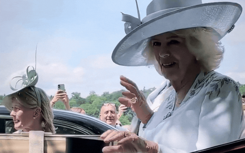 Rộ lại khoảnh khắc đ&aacute;ng y&ecirc;u của Vua Charles v&agrave; Vương hậu Camilla tại Royal Ascot - Ảnh 3.