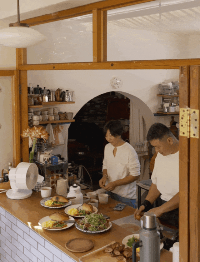 Cặp vợ chồng 8X chỉ l&agrave;m 3 ng&agrave;y/tuần, kh&ocirc;ng cố kiếm nhiều hơn: Một c&aacute;ch d&ugrave;ng tiền khiến người trung ni&ecirc;n phải suy nghĩ - Ảnh 1.