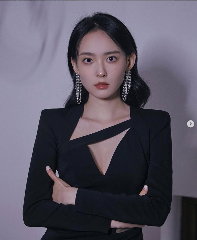 Xuất hiện mỹ nhân chia rẽ cặp đôi Đầu Xuân Tươi Sáng: Đẹp kịch trần sang tới nóc, cành vàng lá ngọc xé truyện bước ra - Ảnh 2.
