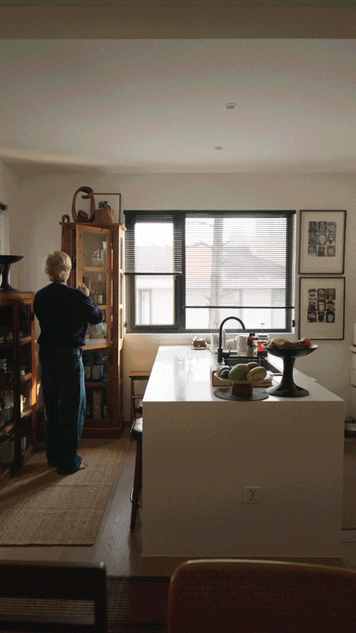 61 tuổi vẫn l&agrave;m việc, thu&ecirc; căn hộ 236m&sup2; v&agrave; kh&ocirc;ng c&ograve;n m&ecirc; đồ hiệu: C&aacute;ch ti&ecirc;u tiền của cựu si&ecirc;u mẫu khiến nhiều người trung ni&ecirc;n phải nghĩ lại - Ảnh 3.