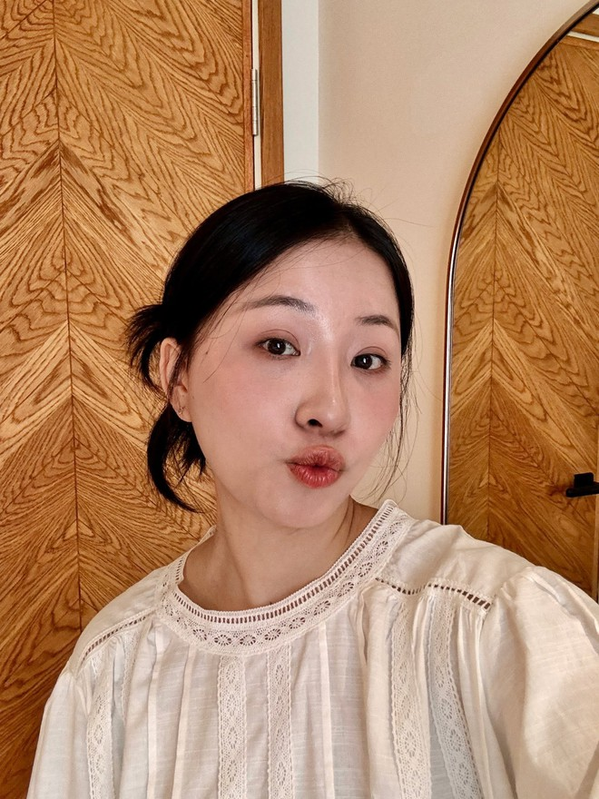Nhật Lệ Quang Linh Vlogs v&agrave; Ngọc Trinh kết hợp trong livestream hấp dẫnChị g&aacute;i Quang Linh Vlogs livestream c&ugrave;ng Ngọc Trinh - Ảnh 2.