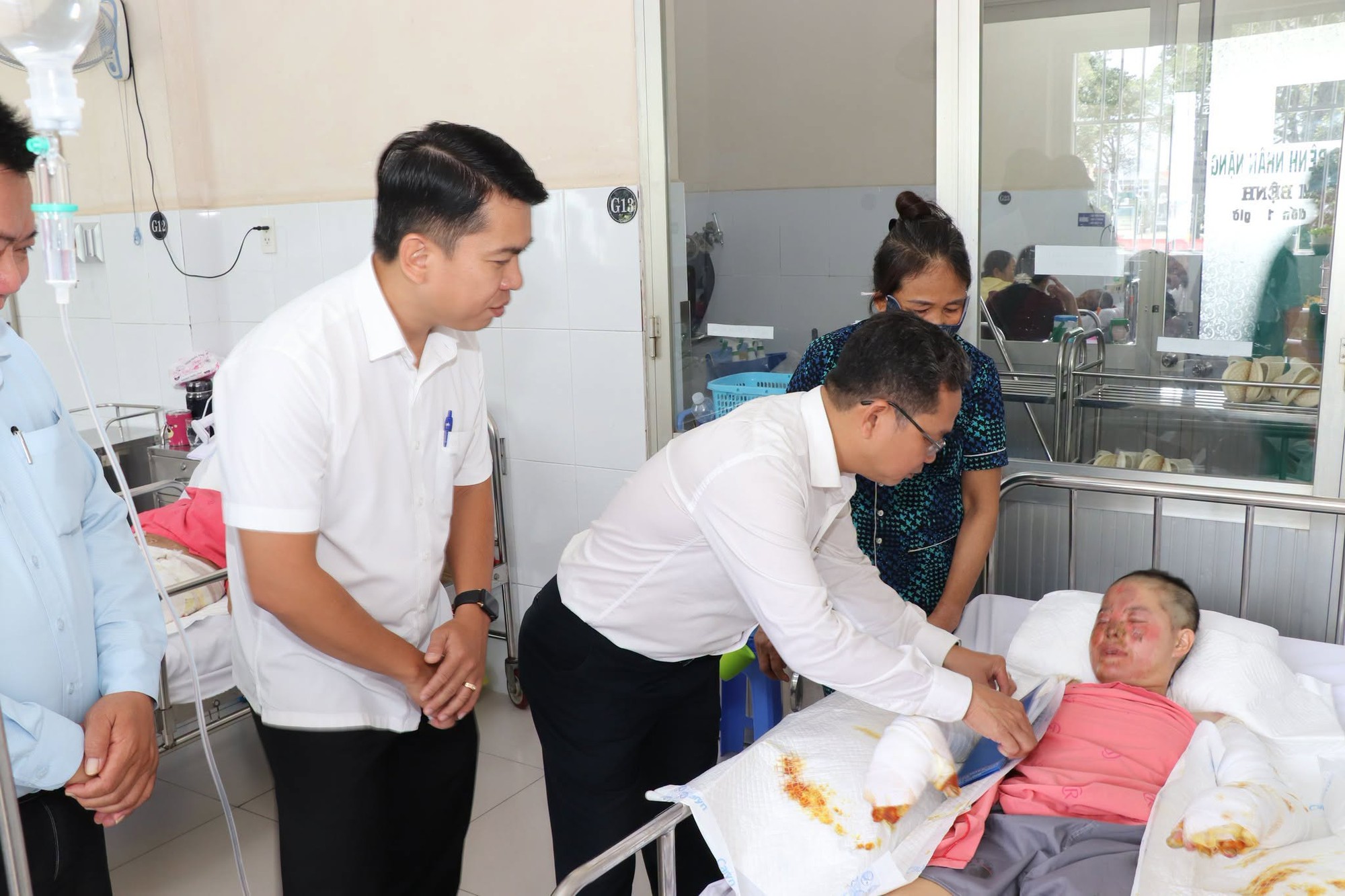 Vụ cháy ki - ốt rau củ tại tp . Hcm: Hỗ trợ gia đình nạn nhân và tình trạng sức khỏe - Ảnh 2. Vụ cháy ki - ốt rau củ tại tp . Hcm: Hỗ trợ gia đình nạn nhân và tình trạng sức khỏe - Ảnh 2.