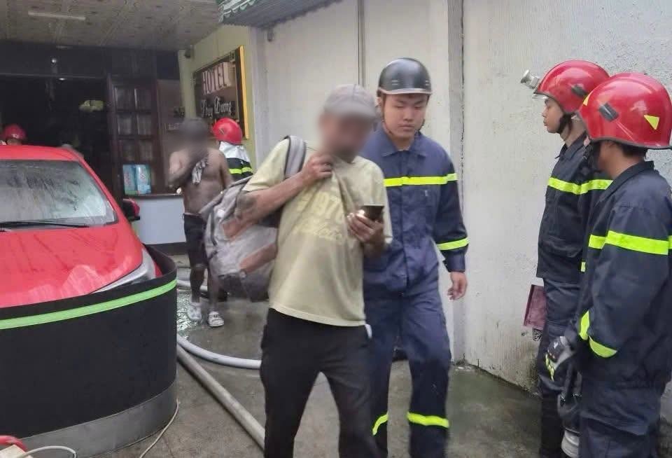 Vụ ch&aacute;y kh&aacute;ch sạn ở tp . Hcm: 2 Người tử vong v&agrave; 17 nạn nh&acirc;n bị bỏng - Ảnh 2.